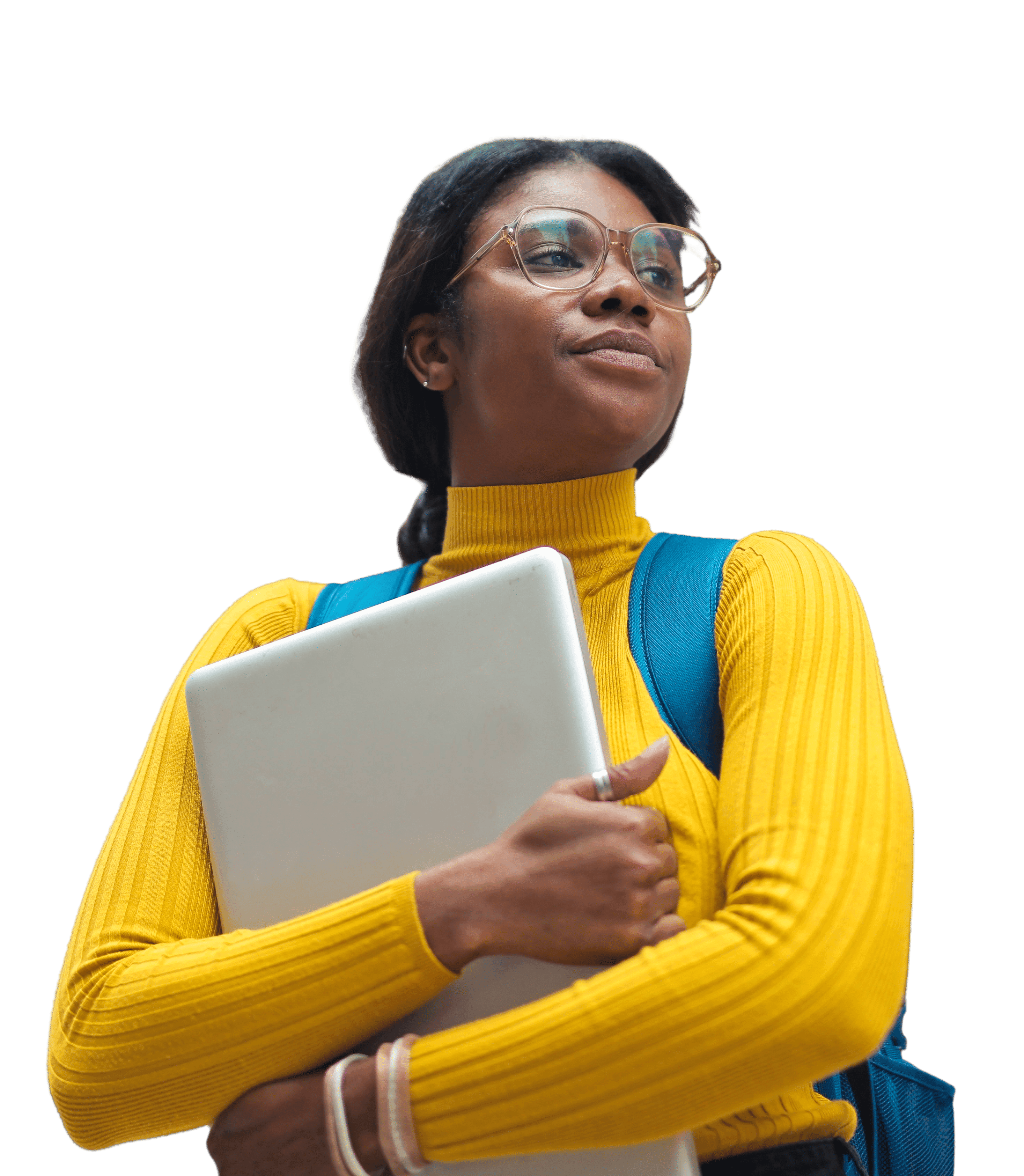 Étudiante malienne souriante, portant des lunettes et tenant un ordinateur portable